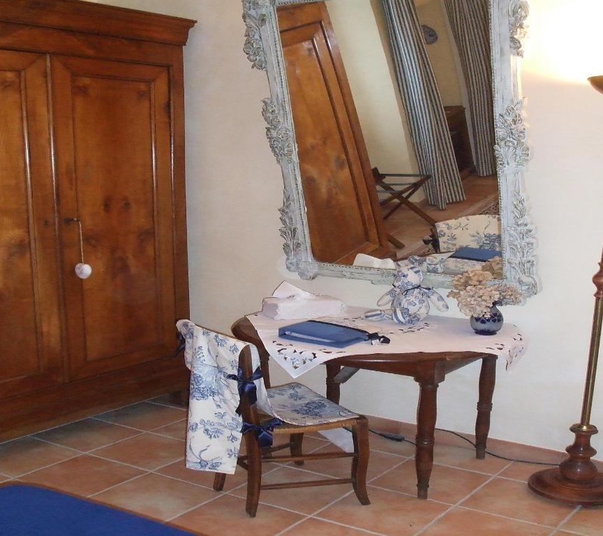 Le Moulin D'Hys Bed & Breakfast La Cropte Room photo